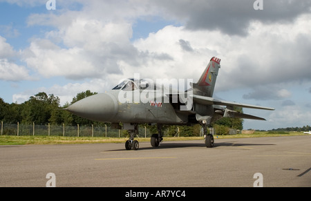 Eine Panavia Tornado F3 von 56 Sqn kommt für einen Fototermin an RAF Coltishall in Norfolk, England Stockfoto