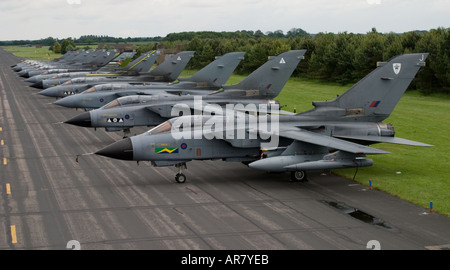 Line-up von Flugzeugen der Royal Air Force Tornado auf dem Display an RAF Marham Stockfoto