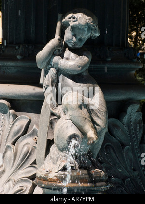 Costa Rica Alajuela Parque Central Brunnen Detail der Cherub im Sonnenlicht Stockfoto