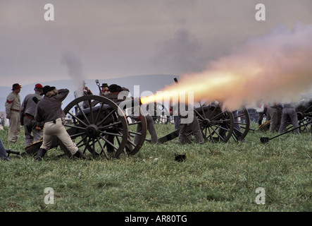 Konföderierte Artillerie feuern auf Cedar Creek Schlacht Reenactment Middletown Virginia USA Stockfoto