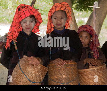 Drei Pa O Bergvolk Mädchen mit Bambuskörben für Arbeiten am Inle See in Myanmar Stockfoto