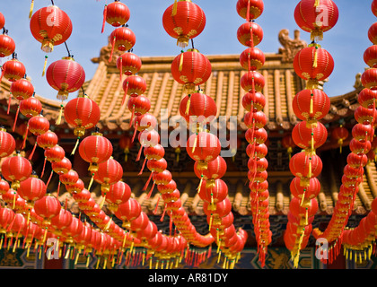 Rote Lampions hängen in einem Tempel während des chinesischen neuen Jahres, Malaysia Stockfoto