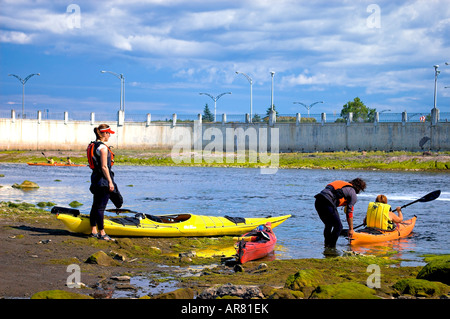 Meer Kajakfahrer immer bereit für eine Reise am Fluss Rimouski Stockfoto