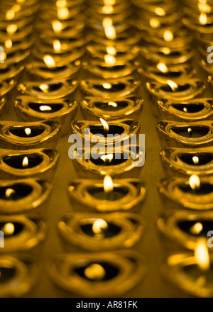 Gold Barren mit brennenden Kerzen in einem chinesischen Tempel während des chinesischen neuen Jahres, Kuala Lumpur, Malaysia Stockfoto