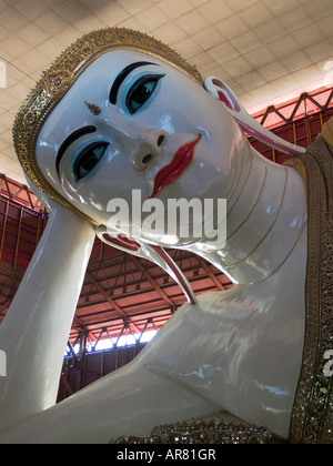 heiteren Gesicht des riesigen liegenden Buddha in Yangon Stockfoto