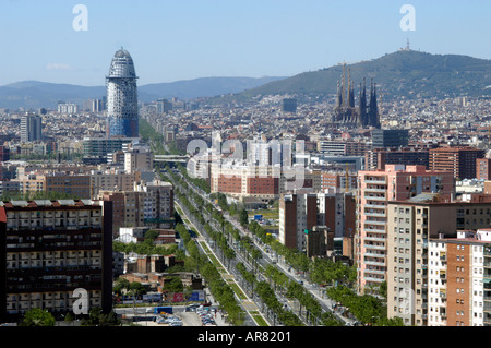 Spanien, Barcelona. Avinguda Diagonal durchquert die Stadt hier führt es zu neu entwickelten Bereich und das Forum. Sagrada Familia auf rechten Seite Stockfoto