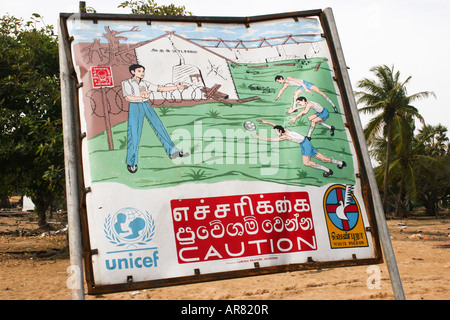 Zeichen post Warnung für gegenwärtige Landminen in LTTE kontrollierten Gebieten auf Halbinsel Jaffna, Sri Lanka. Stockfoto