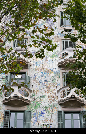 Fassade des Antoni Gaudis Casa Batlló, lokal bekannt als Casa Dels Ossos (House of Bones), in Barcelona, Spanien Stockfoto