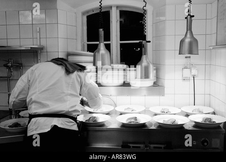 Aufnahme in Restaurantküche Sofiero in Helsingborg, Schweden. Leicht körnig. FÜR DEN REDAKTIONELLEN GEBRAUCH BESTIMMT. Stockfoto