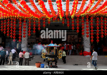 Gebete werden in einem gut eingerichteten Thean Hou Tempel während Chinesisches Neujahr angeboten Stockfoto