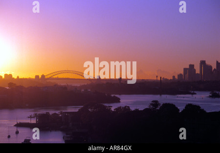 Blick über die Skyline von Sydney im Morgengrauen vom Vorort von Ryde, Harbour Bridge anzeigen Stockfoto