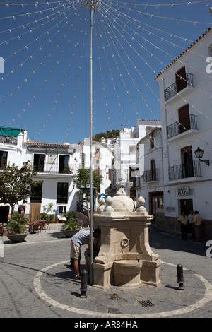 Blick auf den Dorfplatz in Casares Spanien Andalusien Stockfoto