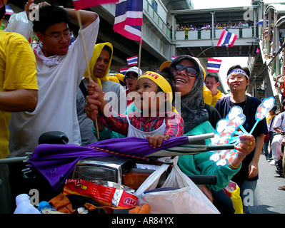 Tausende von Bangkok Bürger protestieren gegen Thailands dahin-Premierminister Thaksin Shinawatra, im März 2006. Stockfoto
