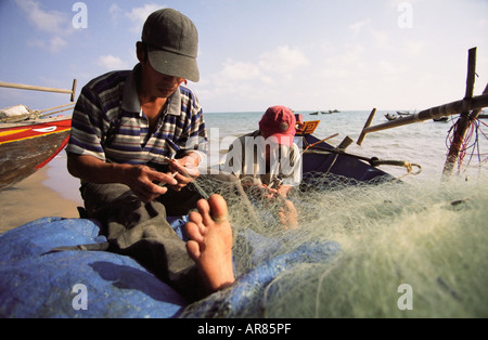 Mui Ne, Männer Befestigung Fischernetze Stockfoto