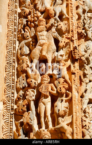 Kunstvoll geschnitzten Säulen mit Figuren aus der dionysische Prozession in der Basilika von Severus Leptis Magna in Libyen Stockfoto