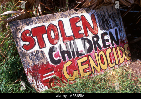 Aborigines protestieren Zeichen unter Bezugnahme auf die "Lost Generation" außerhalb Old Parliament House in Canberra, Australien Stockfoto