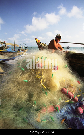 Vietnamesische Fischer Vorbereitung Netze Stockfoto