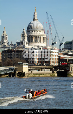 Fluss Themse London England touristische Reise auf einem Rib-Boot mit St Pauls Cathedral insite Stockfoto