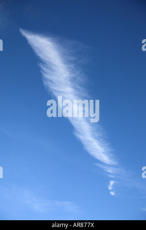 Wolkenbildung im blauen Himmel Stockfoto