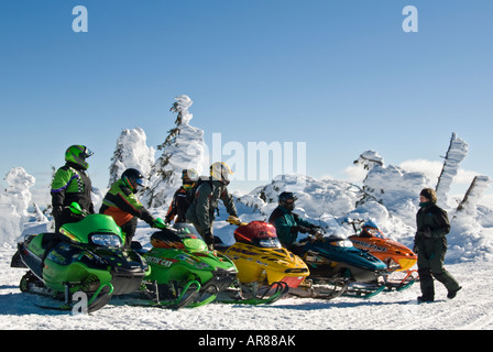 Motorschlitten geparkt auf dem Gipfel, zwei Top Loop Trail West Yellowstone, Montana Stockfoto