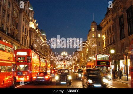 Weihnachtsbeleuchtung in der Regent Street, Westminster, London, Großbritannien Stockfoto