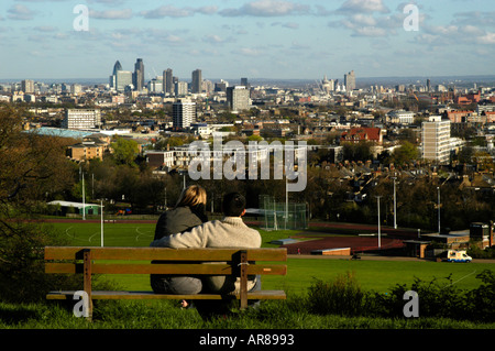 Paar genießt den Blick auf London aus hoch oben am Parliament Hill, Hampstead Heath, London, England, UK Stockfoto