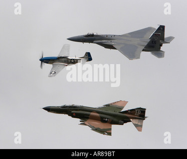 Ein United States Air Force Heritage Flight mit einem p-51 Mustang eine f-4 Phantom und eine f-15 Strike Eagle Stockfoto