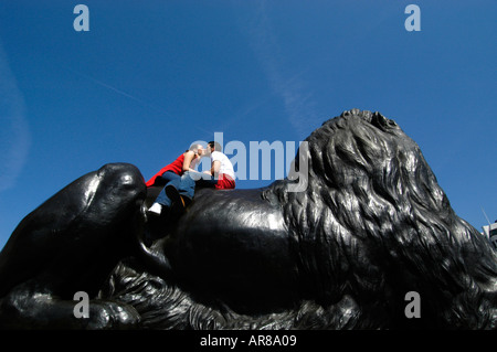 Löwe aus Bronze von Landseer in Trafalgar Square London England UK Stockfoto