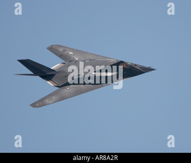 Eine f-117 Nighthawk Kämpfer fliegen Stockfoto