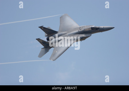 Eine f-15 Strike Eagle fliegen mit Dampf aus seinen Flügelspitzen nachgestellte Stockfoto
