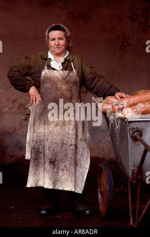 Russische Fleischfabrik Arbeitnehmerin neben einem Karren von Würstchen, Moskau, Russland, Sowjetunion. Stockfoto