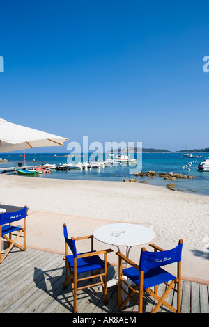 Café-Bar direkt am Meer, Pinarello in der Nähe von Porto-Vecchio, Korsika, Frankreich Stockfoto