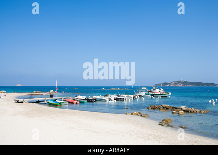 Kleinen Hafen und Strand, Pinarello in der Nähe von Porto-Vecchio, Korsika, Frankreich Stockfoto