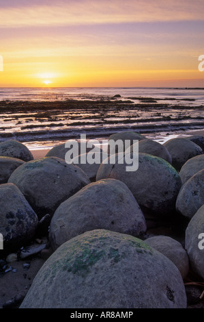 Sonnenuntergang über dem Pazifik am Bowling Ball Beach, Schoner Gulch State Beach, Kalifornien, USA Stockfoto