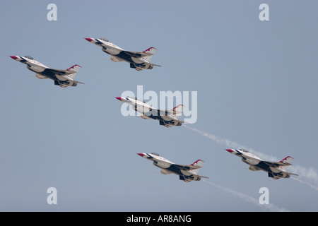 Die USAF Thunderbirds f-16-Flugzeuge fliegen in formation Stockfoto