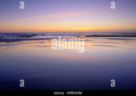 Sonnenuntergang über dem Pazifik am Bowling Ball Beach, Schoner Gulch State Beach, Kalifornien, USA Stockfoto