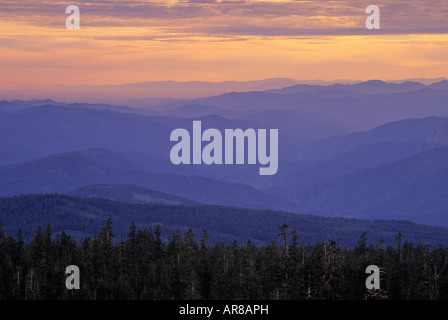 Sonnenuntergang über den Sacramento River Valley von Panther Wiese, Mount Shasta, Shasta Trinity National Forest, Kalifornien, USA Stockfoto