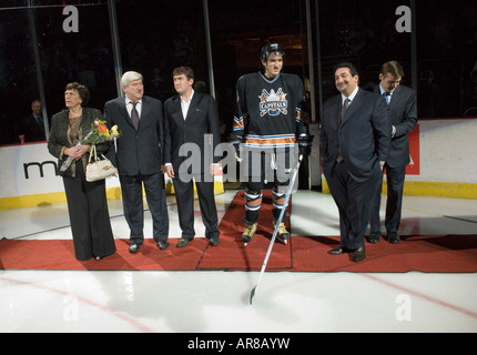 Alexander Ovechkin, seine Familie und Team Management stehen die Calder Ehrung vor dem Spiel mit Atlanta in Washington Stockfoto