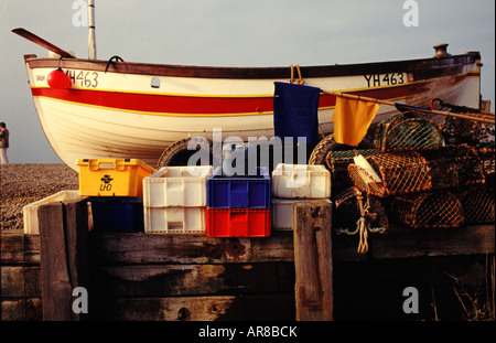 Angelboot/Fischerboot mit Utensilien wartet auf die nächste Flut an einem Strand in Norfolk, Großbritannien Stockfoto