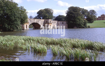 BRÜCKE IM GARTEN VON BLENHEIM PALACE-OXFORDSHIRE-ENGLAND-GROßBRITANNIEN Stockfoto
