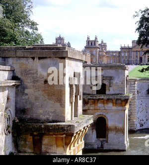 BRÜCKE IM GARTEN VON BLENHEIM PALACE-OXFORDSHIRE-ENGLAND-GROßBRITANNIEN Stockfoto