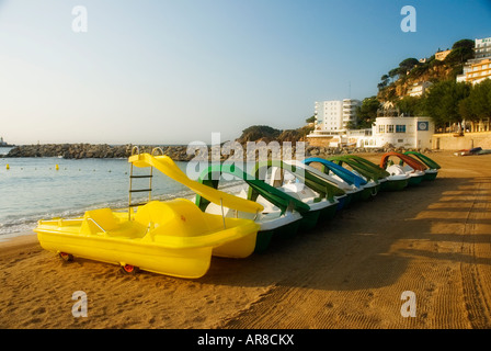 Tretboote am Strand von Sant Feliu de Guíxols Costa Brava Katalonien Catalunya Espana Spanien Stockfoto