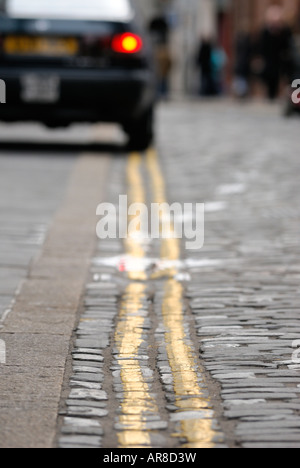 Auto geparkt illegal auf doppelte gelbe Linien Stockfoto