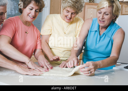 Frauen mittleren Alters eine Pizza backen Stockfoto