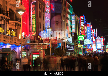 Nanjing Lu Straße bei Nacht Shanghai s Fußgänger Straße China einkaufen Stockfoto