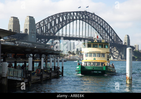 Sydney Fähren kommen am Circular Quay mit der Harbour Bridge im Hintergrund Sydney Asutralia Stockfoto