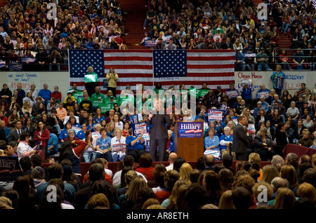 US-Präsidentschaftskandidat Senator Hillary Rodham Clinton angesprochen Anhänger bei einer Kundgebung in Tacoma, WA, USA Stockfoto