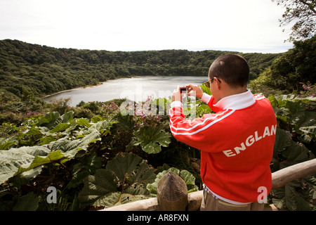 Costa Rica Poas Volcano National Park Laguna Botos Lagune englische Tourist Souvenir fotografieren auf kleine Digitalkamera Stockfoto