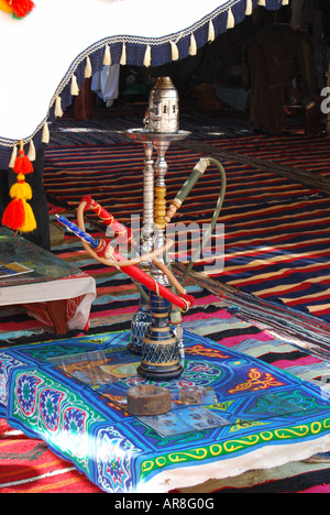 Hubbly Bubbly Wasserpfeife im Beduinen Zelt, Taba Heights, Sinai, Ägypten Stockfoto