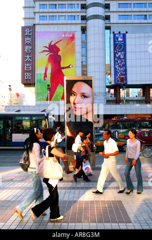 Ein Spaziergang im Zentrum von Peking Xidan Bereich Shopper. Stockfoto